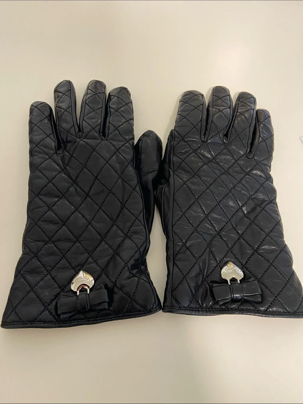 Coach Quilted Leather Bow And Heart Charm Gloves A1